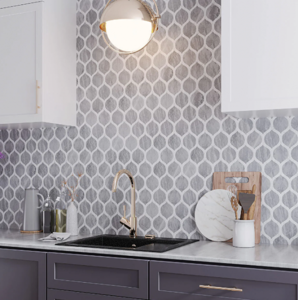 Dinding dengan aksen ubin berpola marmer